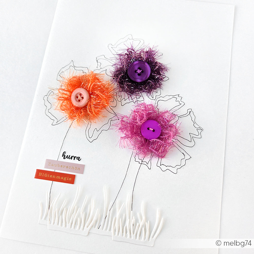 Drei handgezeichnete Blumen mit strukturierten Garnblütenblättern aus Rico Design Creative Bubble Garn und Knöpfen in der Mitte auf weißem Papier, beschriftet in Deutsch.
