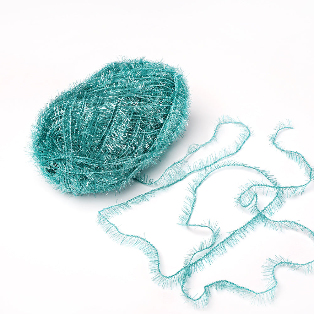 Ein Strang türkis glänzendes Rico Design Creative Bubble Garn Wimperngarn mit einem losen Strang auf weißem Grund - perfekt zum Häkeln oder zur Herstellung von leuchtenden Spüllappen.