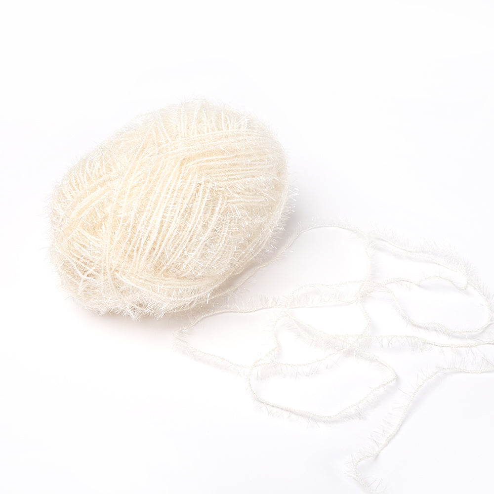 Ein Knäuel weißes, flauschiges Garn von Rico Design aus robuster Wolle mit einem losen Strang auf einfarbigem Grund - ideal für Häkeln Spüllappen oder als Creative Bubble Garn.