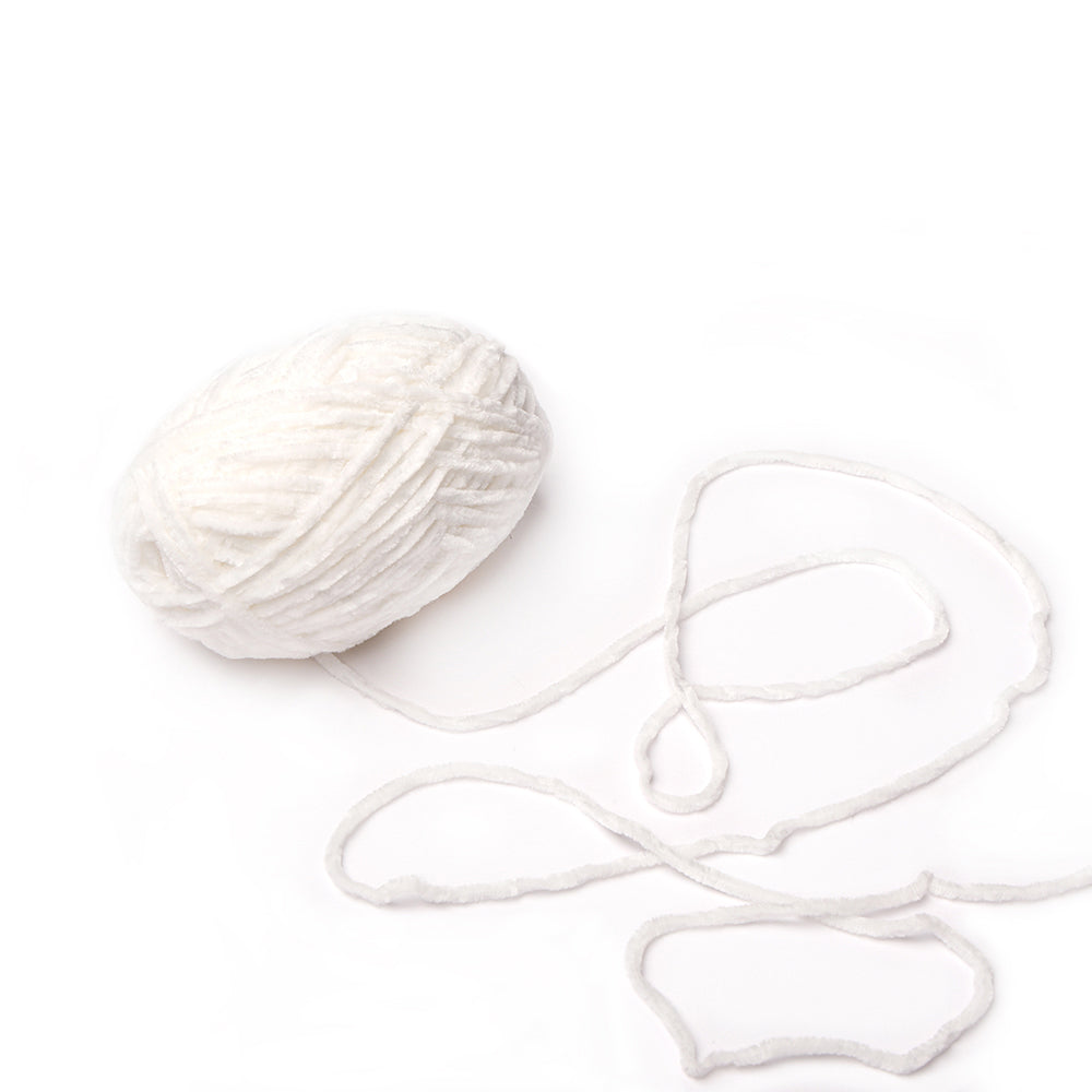 Ein Knäuel weißes Rico Design Chenille-Garn mit einem losen Strang ruht auf einem weißen Hintergrund, perfekt für Amigurumi-Häkelprojekte.