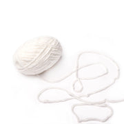Ein Knäuel weißes Rico Design Chenille-Garn mit einem losen Strang ruht auf einem weißen Hintergrund, perfekt für Amigurumi-Häkelprojekte.