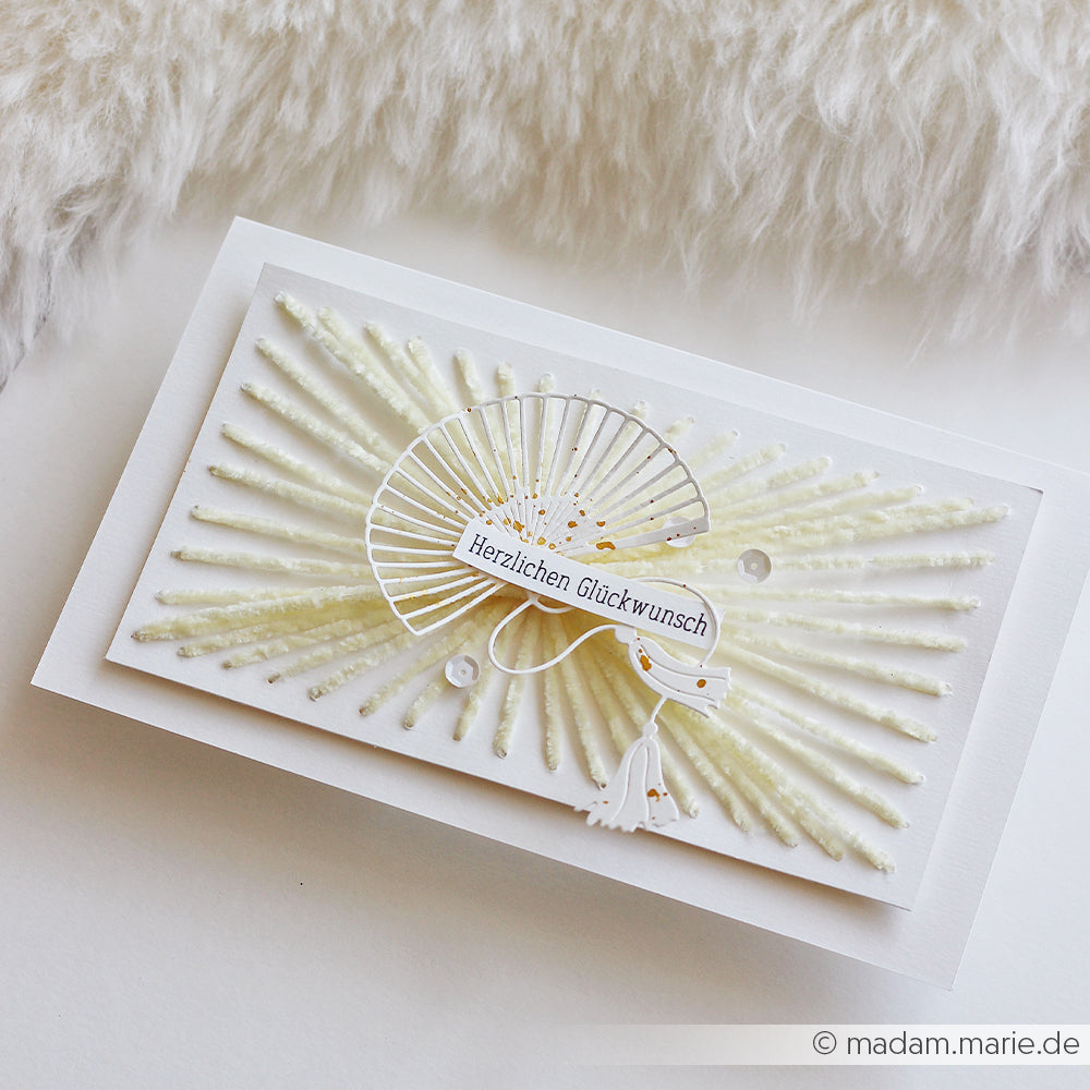 Handgefertigte weiße Karte von Rico Design mit einem strukturierten Chenille-Muster, einem Fächer und dem Spruch "Herzlichen Glückwunsch" in deutscher Sprache.