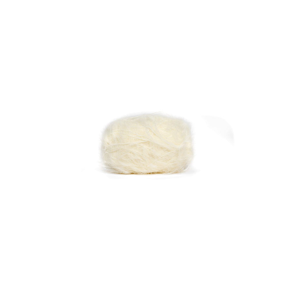Ein Knäuel cremefarbenes Garn mit einem flauschigen, fellartigen Aussehen.