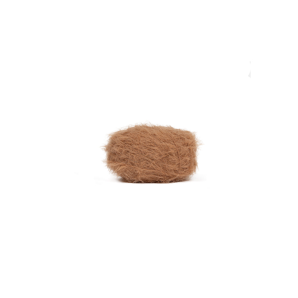 Ein Knäuel hellbraunes Garn mit einem flauschigen, fellartigen Aussehen.