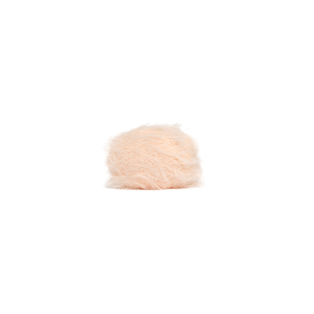 Ein Knäuel aus flauschigem, hellpfirsichfarbenem, fallartigem Garn.