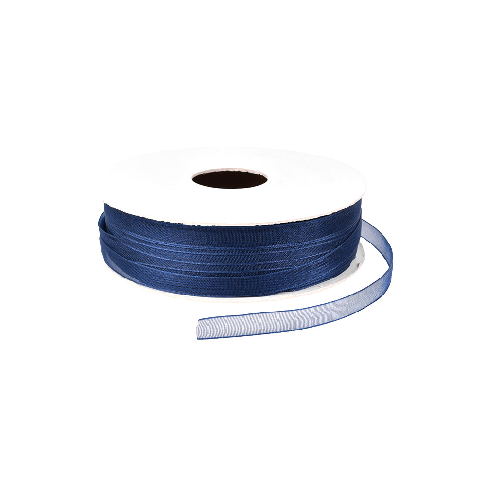 Eine Spule marineblaues Organzaband mit gewebtem Rand und weißer Pappmitte von Vivant Decorations BV, leicht abgewickelt auf weißem Hintergrund - ideal für Geschenkverpackungen oder Bastelprojekte.