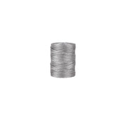 Eine Spule Alexandra Renke Silbermetallic-Garn, ideal für Makramee- oder Kumihimo-Projekte, abgebildet auf weißem Hintergrund.