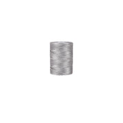 Eine Spule mit silbernem Metallgarn von Alexandra Renke, perfekt für Kumihimo oder Macramé-Projekte, auf weißem Hintergrund.
