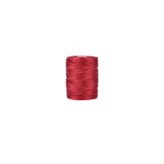 Eine Spule mit rotem Garn von Alexandra Renke, perfekt zum Kumihimo-Flechten oder um Ihrem nächsten Perlenschnur-Projekt eine leuchtende Farbe zu verleihen.