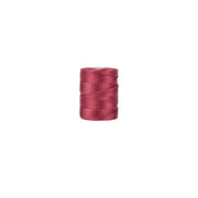 Eine Spule mit rosa Garn von Alexandra Renke, perfekt für Makramee- oder Kumihimo-Projekte, isoliert auf weißem Hintergrund.