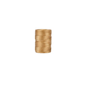 Eine Spule mit goldbraunem Perlenschnur-Garn von Alexandra Renke, perfekt für Kumihimo oder Macrame-Projekte, isoliert auf weißem Hintergrund.