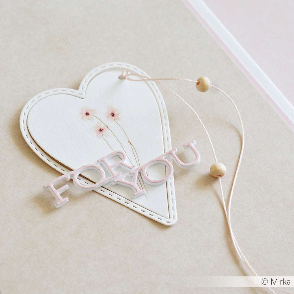 Weiße Herzkarte von Alexandra Renke mit zarten Blumen und dem Text "FÜR DICH", der durch Schnüre, Holzperlen und Kumihimo-Geflecht einen eleganten Akzent erhält.