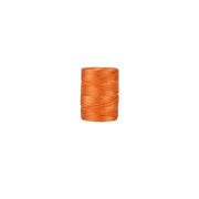 Eine Spule mit orangefarbenem Garn von Alexandra Renke, perfekt für Makramee- oder Kumihimo-Projekte, isoliert auf weißem Hintergrund.