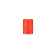 Eine Spule mit leuchtend rotem Alexandra-Renke-Garn, ideal für Kumihimo oder Macramé, auf einem schlichten weißen Hintergrund.