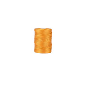 Eine Spule orangefarbenes Garn von Alexandra Renke, perfekt für Makramee oder Kumihimo, und ideal als Perlenschnur für kreative Designs.