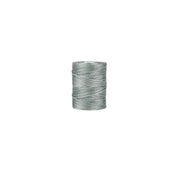 Eine Spule silbergrau geflochtener Kordel von Alexandra Renke, gewickelt in einer zylindrischen Form - perfekt für Kumihimo oder Macramé-Projekte.