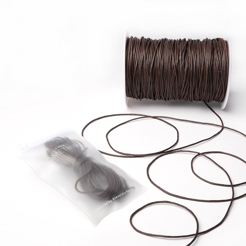 Eine Spule dunkelbraune gewachste Baumwollkordel von Alexandra Renke mit loser Kordel, plus einem wiederverschließbaren Beutel für zusätzliche Kordel - perfekt für Schmuckherstellung oder kreative Dekoration.