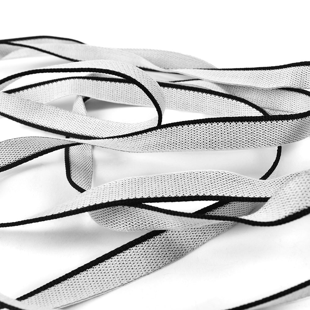 Weiße und schwarze Schnürsenkel von Alexandra Renke sind locker auf weißem Hintergrund angeordnet und erinnern an die Buchrückenmuster klassischer Hardcover-Bücher.