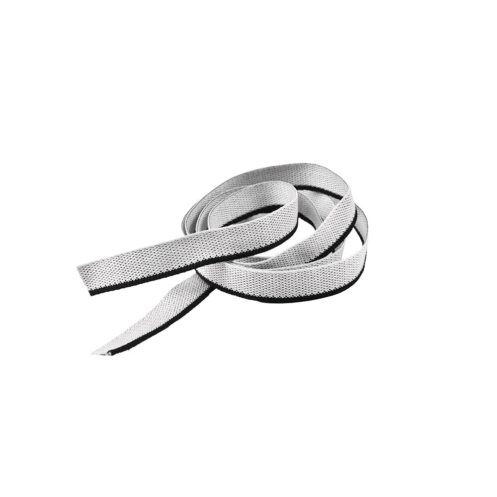 Ein aufgerollter weißer Schnürsenkel mit schwarzen Rändern von Alexandra Renke, der an den Kapitalband in Hardcover-Büchern erinnert, ruht auf einem schlichten weißen Hintergrund.