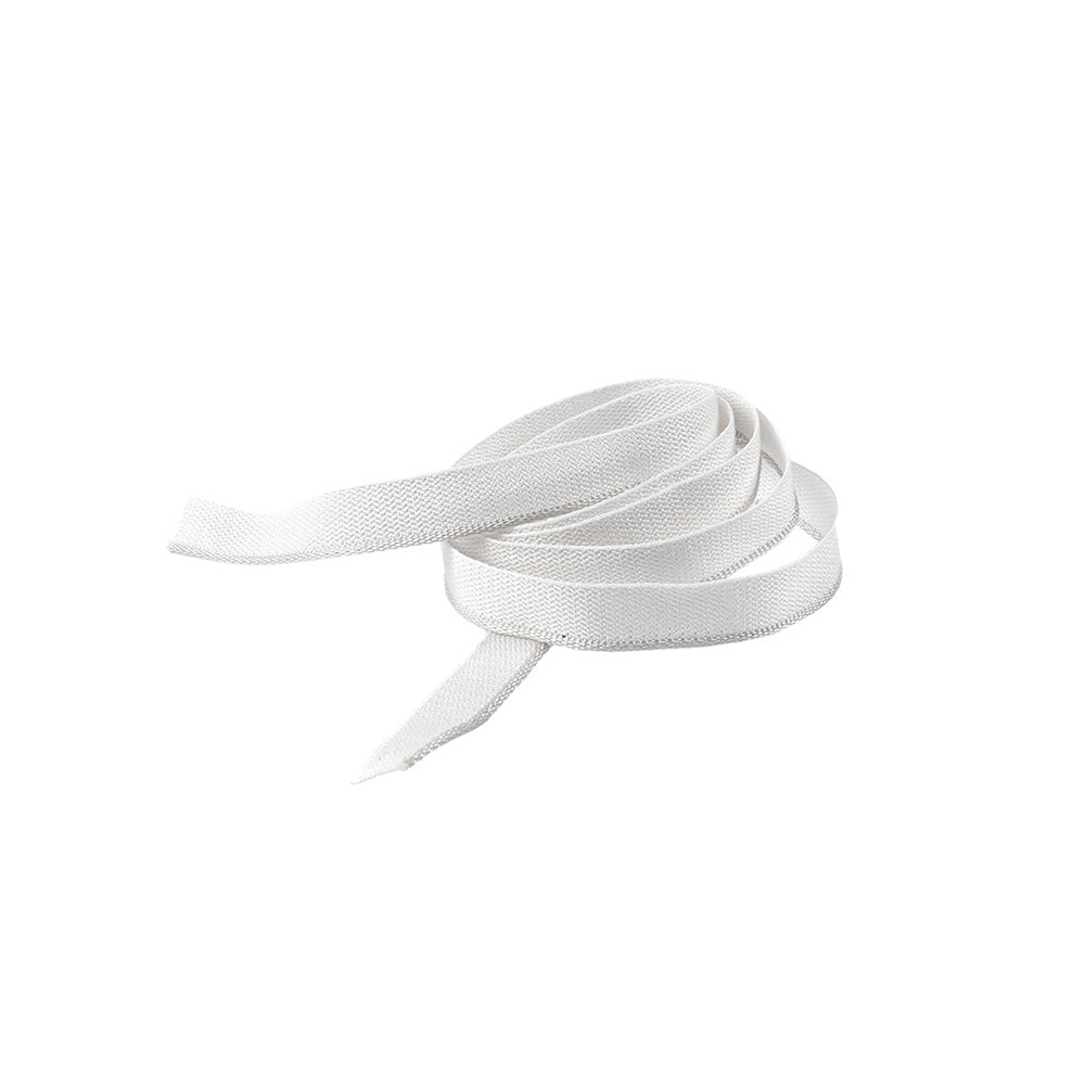 Ein aufgerollter weißer Schnürsenkel von Alexandra Renke, der an einen Kapitalband in Hardcover-Büchern erinnert, ruht auf einem schlichten weißen Hintergrund.