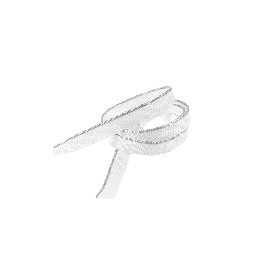 Ein weißes Band mit silbernen Rändern von Alexandra Renke, das an ein Kapitalband aus gebundenen Büchern erinnert, liegt locker gewellt auf einem schlichten weißen Hintergrund.