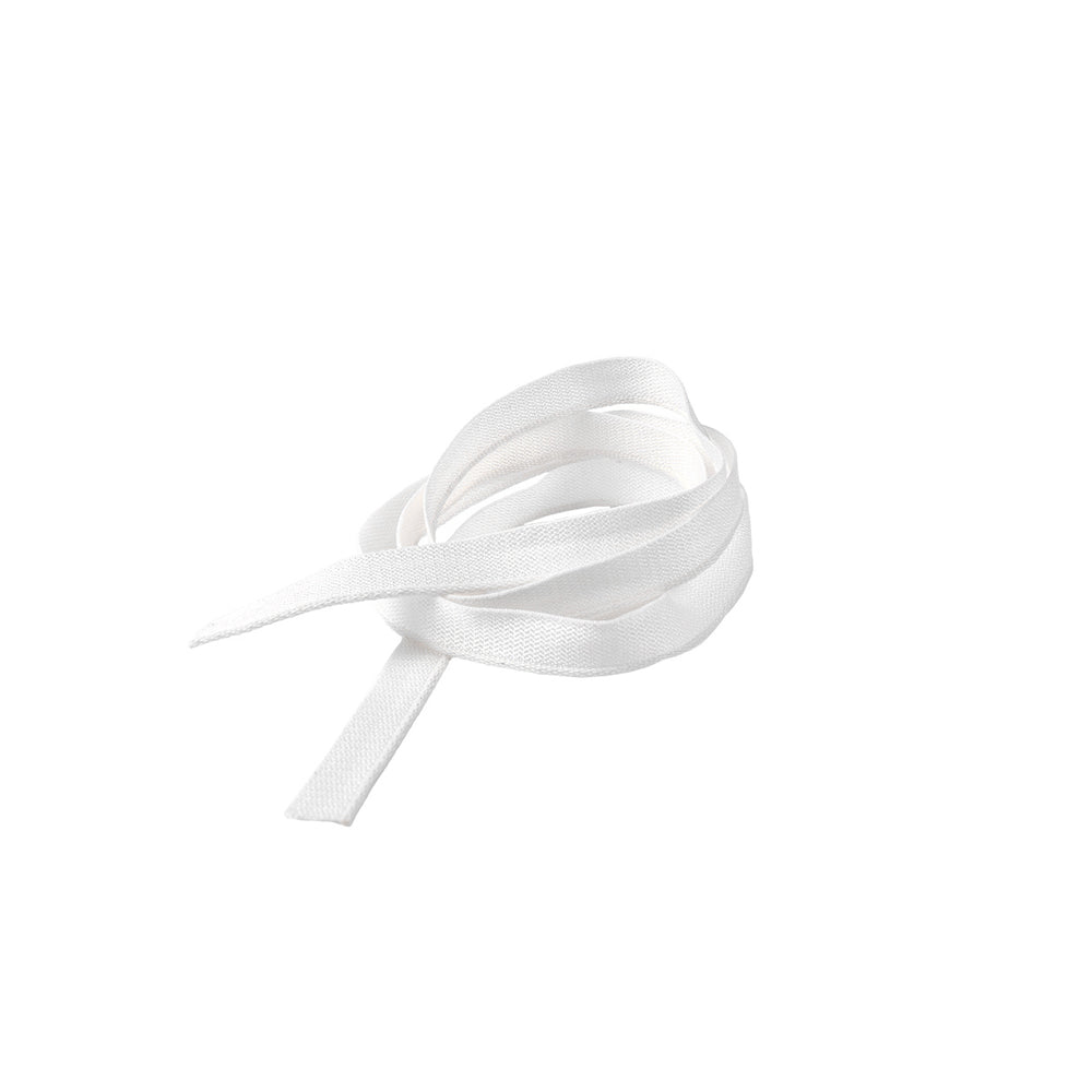 Ein aufgerollter weißer Schnürsenkel mit beiden Enden auf weißem Hintergrund, der dem Kapitalband ähnelt, das häufig in gebundenen Büchern von Alexandra Renke zu finden ist.