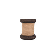 Eine Spule mit hellbraunem Garn von Paperphine, ideal für Scrapbooking oder DIY-Projekte, mit dunkelbraunen Enden.