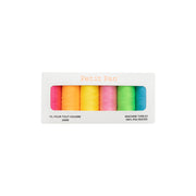 Fünf Spulen farbenfrohes Nähgarn in leuchtenden Neonfarben (Pink, Orange, Gelb, Grün, Blau) von Petit Pan, wunderschön verpackt in einer weißen Schachtel – perfekt für all Ihre kreativen Projekte.