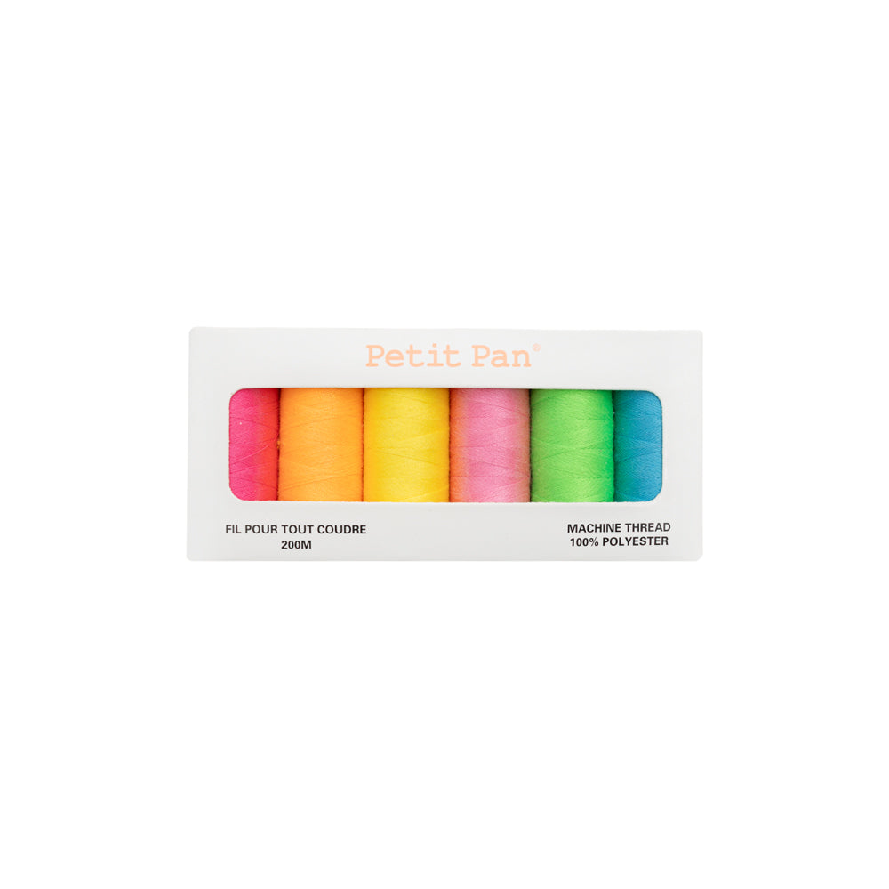 Fünf Spulen farbenfrohes Nähgarn in leuchtenden Neonfarben (Pink, Orange, Gelb, Grün, Blau) von Petit Pan, wunderschön verpackt in einer weißen Schachtel – perfekt für all Ihre kreativen Projekte.