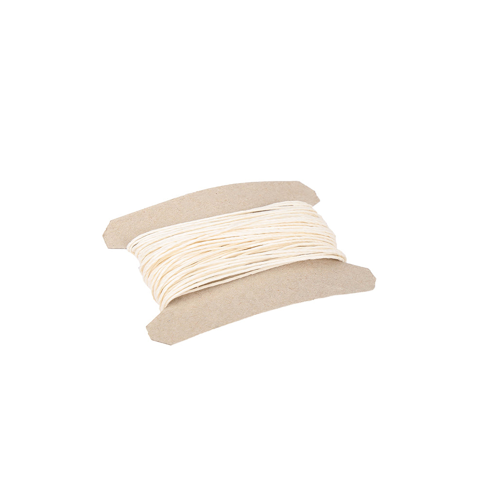 Eine kleine Rolle weißer Papierschnur von Paperphine, gewickelt um ein flaches Stück Karton - ideal für Bastelprojekte oder um Geschenkverpackungen eine kreative Note zu verleihen.