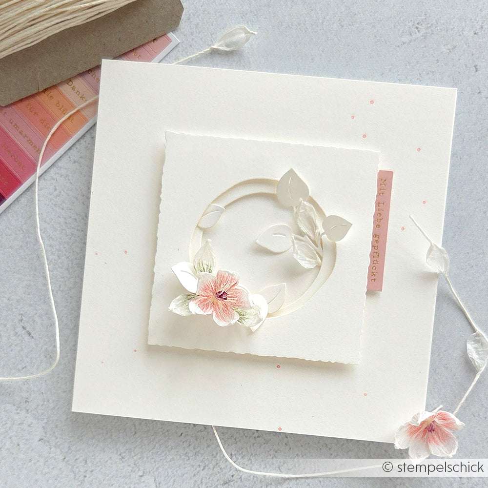 Quadratische handgefertigte Karte von Paperphine mit einer rosa Blume, weißen Blättern und zarten Kreisen auf Weiß - ideal für Bastelprojekte oder um Ihrer Geschenkverpackung einen einzigartigen Akzent zu verleihen.