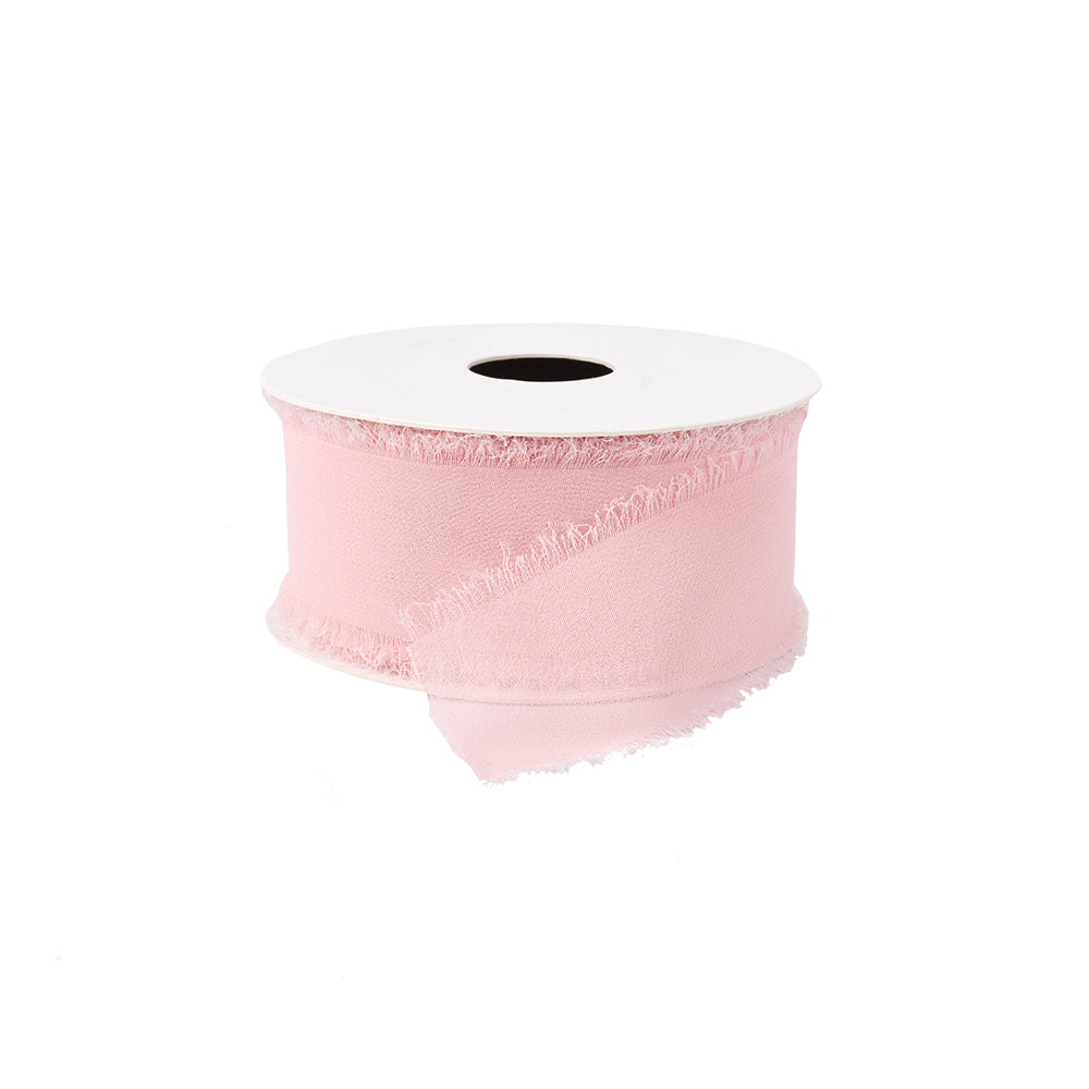Eine Spule Chiffonband in Hellrosa mit ausgefransten Rändern von Vivant Decorations BV ruht auf einem weißen Hintergrund - ideal für Bastelprojekte oder Deko Ideen.