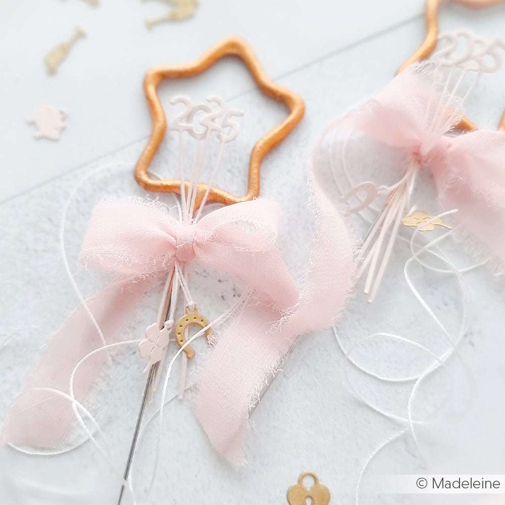 Der Vivant Decorations BV Sternstab mit 2023, einem rosa Chiffonband und weißen Luftschlangen ist ideal für Bastelprojekte oder Deko Ideen auf hellem Hintergrund.