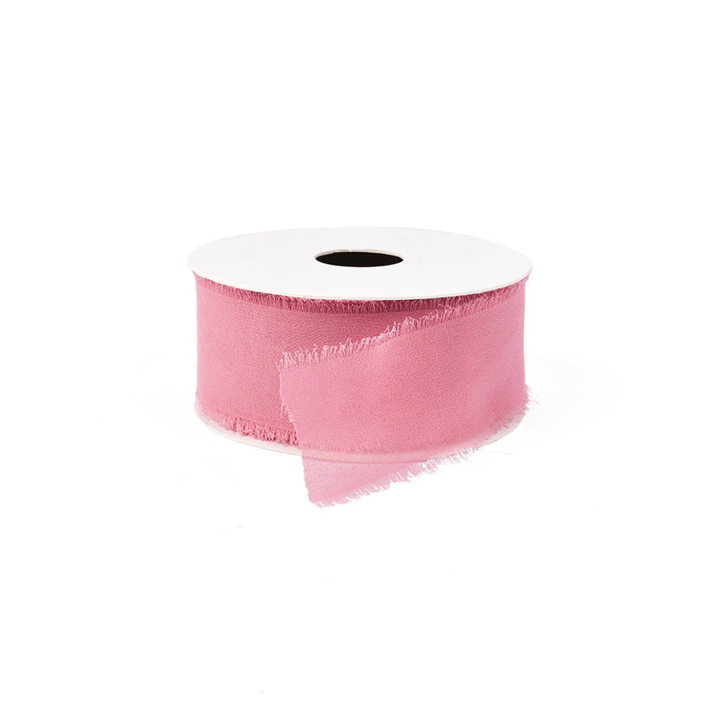 Eine Spule rosa Chiffonband mit ausgefransten Kanten von Vivant Decorations BV auf weißem Hintergrund - ideal für Bastelprojekte oder kreative Deko Ideen.
