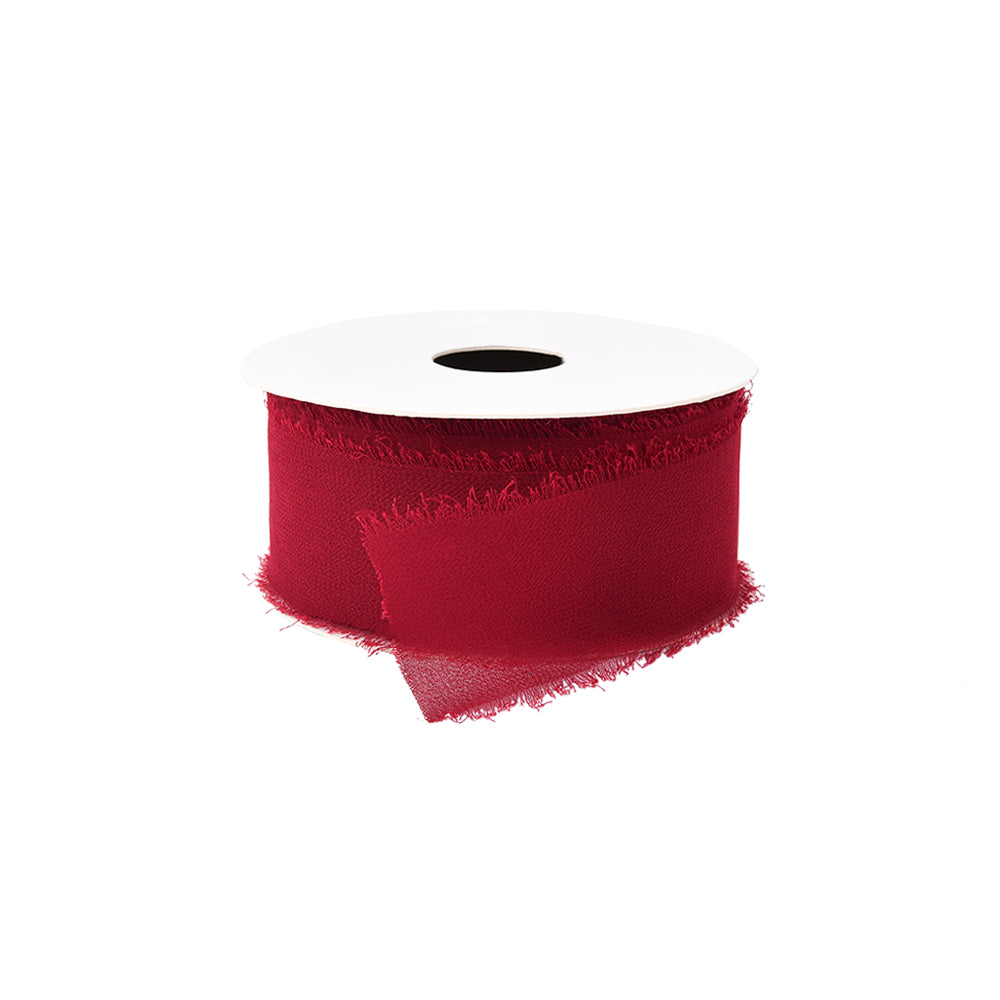 Eine Spule tiefrotes Chiffonband mit ausgefransten Rändern von Vivant Decorations BV, perfekt für Bastelprojekte oder um Ihren Deko Ideen kreatives Flair zu verleihen, fotografiert auf weißem Hintergrund.