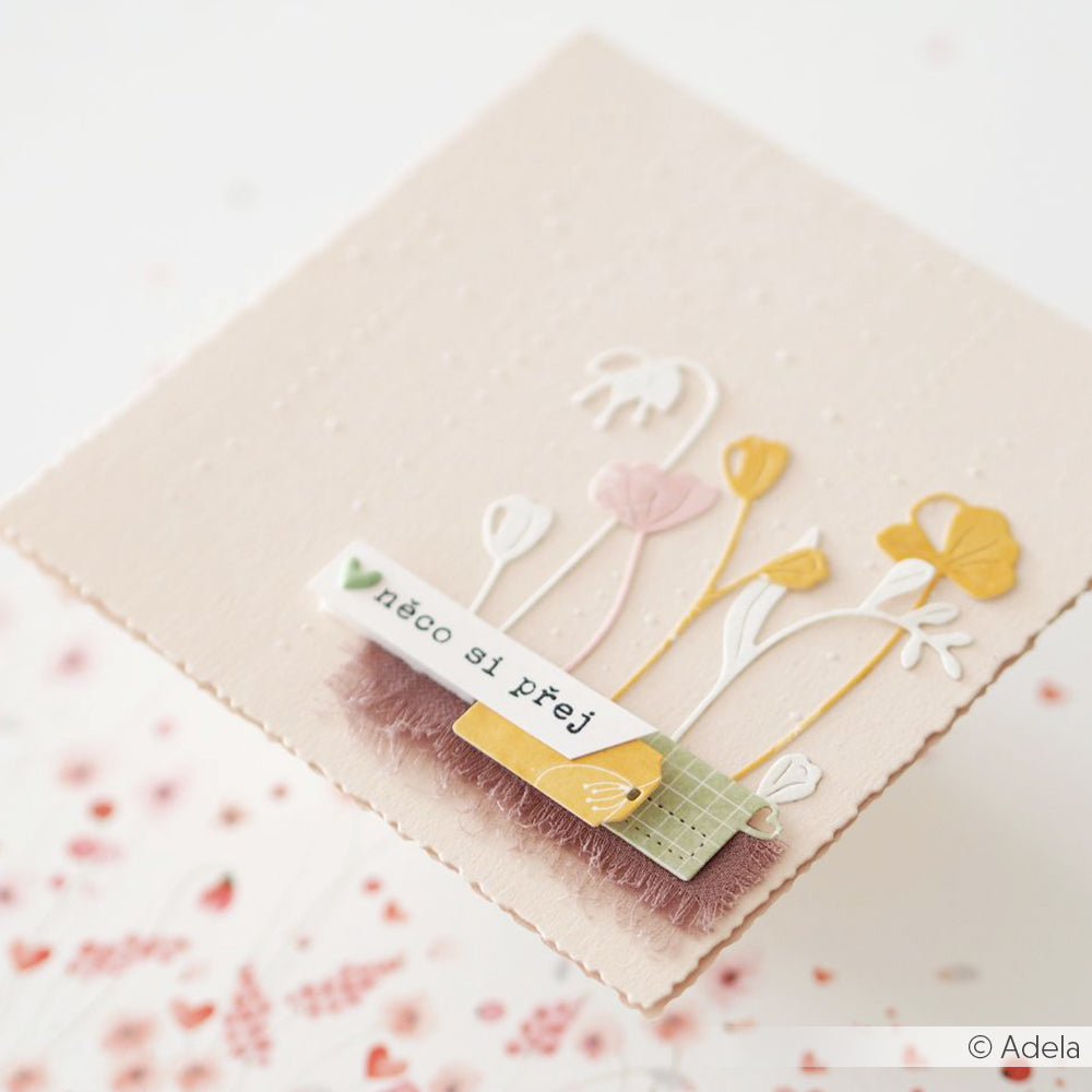 Eine pastellfarbene Grußkarte von Vivant Decorations BV mit Papierblumen, einem Chiffonband und dem tschechischen Spruch "něco si přej" - ideal für Bastelprojekte und kreative Dekoideen.
