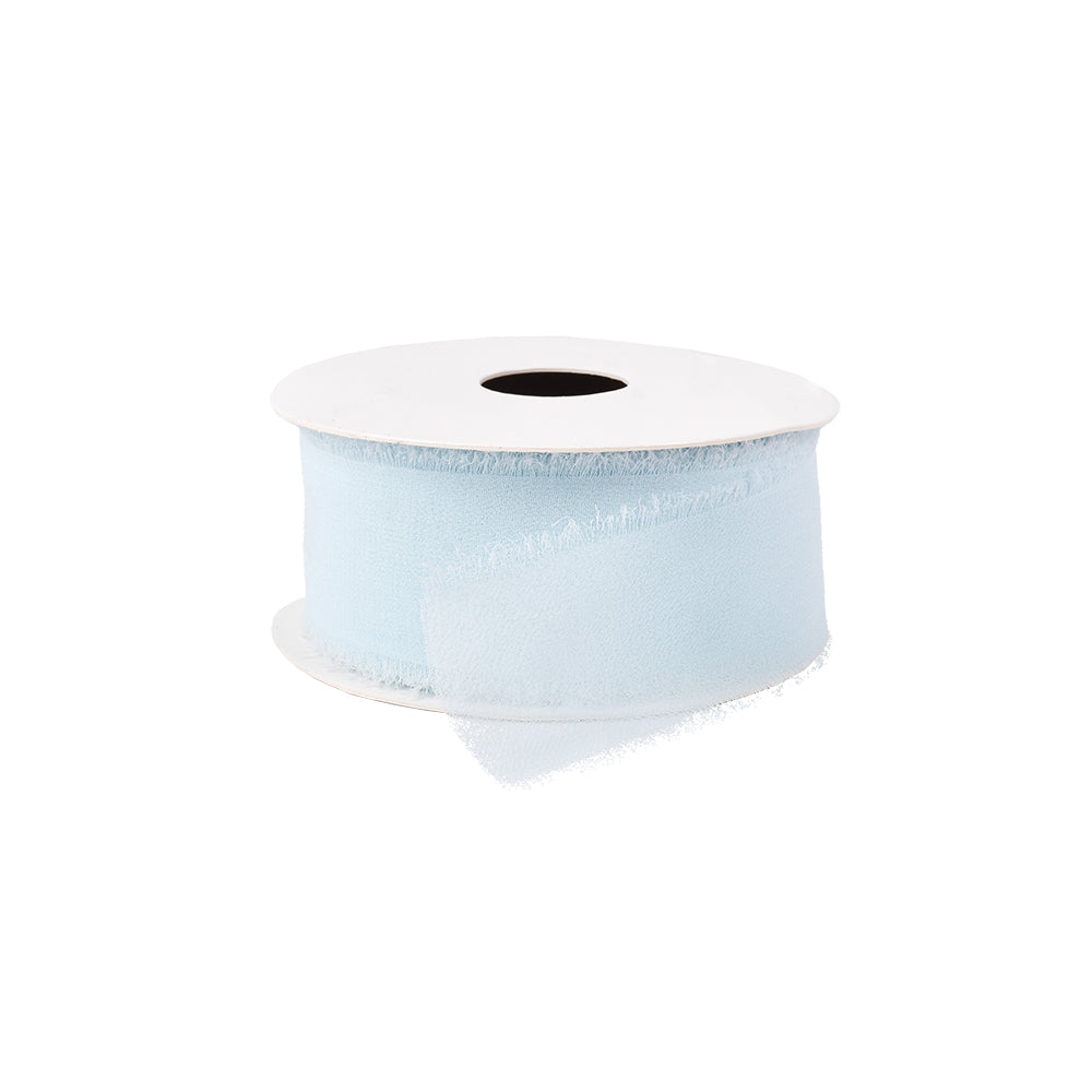 Eine Spule Vivant Decorations BV hellblaues Tüllband, ideal für Bastelprojekte oder als Chiffonband in Ihren Deko Ideen, mit einem Streifen teilweise abgerollt und isoliert auf weißem Hintergrund.