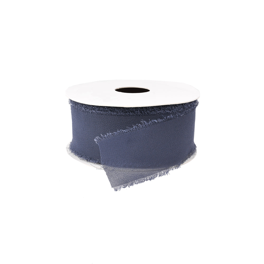 Eine Spule dunkelblaues Chiffonband mit ausgefransten Rändern von Vivant Decorations BV, ideal für Bastelprojekte oder kreative Deko-Ideen, dargestellt auf weißem Hintergrund.