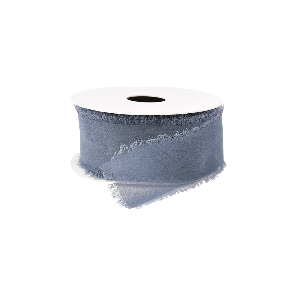 Eine Spule mit breitem, blauem Chiffonband mit ausgefransten Kanten von Vivant Decorations BV auf weißem Hintergrund - ideal für Deko Ideen und kreative Bastelprojekte.