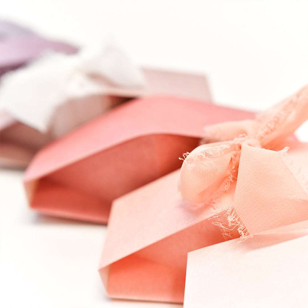 Nahaufnahme von pastellfarbenen Geschenkschachteln mit Chiffonbandschleifen von Vivant Decorations BV auf weißem Hintergrund - ideal, um Ihre nächsten Bastelprojekte oder Deko-Ideen anzuregen.