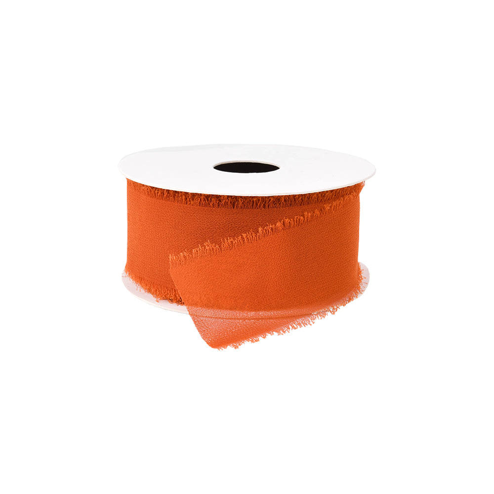 Eine Spule orangefarbenes Chiffonband von Vivant Decorations BV mit ausgefransten Kanten, teilweise abgerollt auf weißem Hintergrund - ideal für Deko Ideen oder Bastelprojekte.