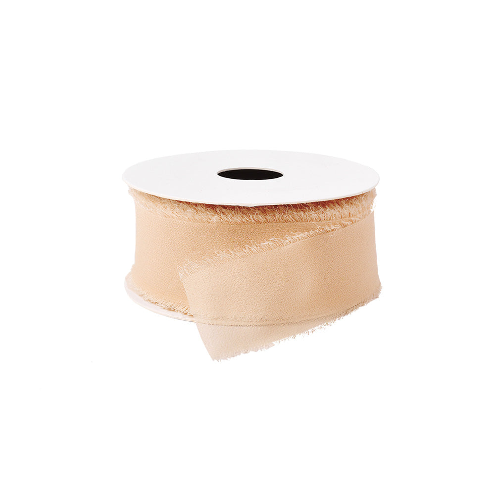 Eine Spule hellbeiges, ausgefranstes Chiffonband von Vivant Decorations BV, teilweise abgerollt auf weißem Hintergrund - ideal für Deko Ideen und kreative Bastelprojekte.