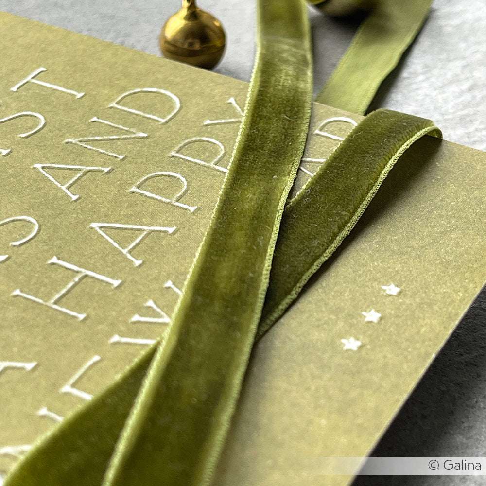 Olivgrünes Florband-Samtband von Vivant Decorations BV schmückt eine goldene Neujahrskarte mit weißen Buchstaben und kleinen goldenen Glöckchen.