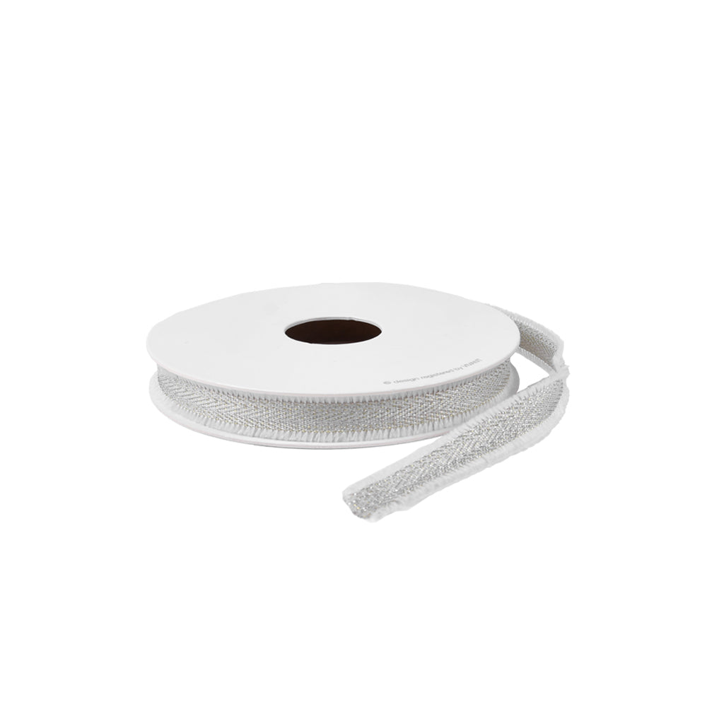 Eine weiße Spule mit silbernem Metallic Dekoband von Vivant Decorations BV, teilweise abgewickelt auf weißem Hintergrund - ideal für Geschenkeverpackungen oder elegante Tischdekoration.