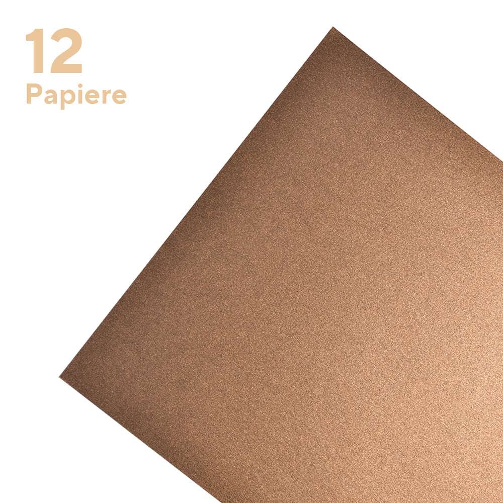 Ein Stapel von 12 braunen Glanzpapierblättern von ☆, mit "12 Papiere" in der oberen linken Ecke, entworfen von alexandraRENKE.