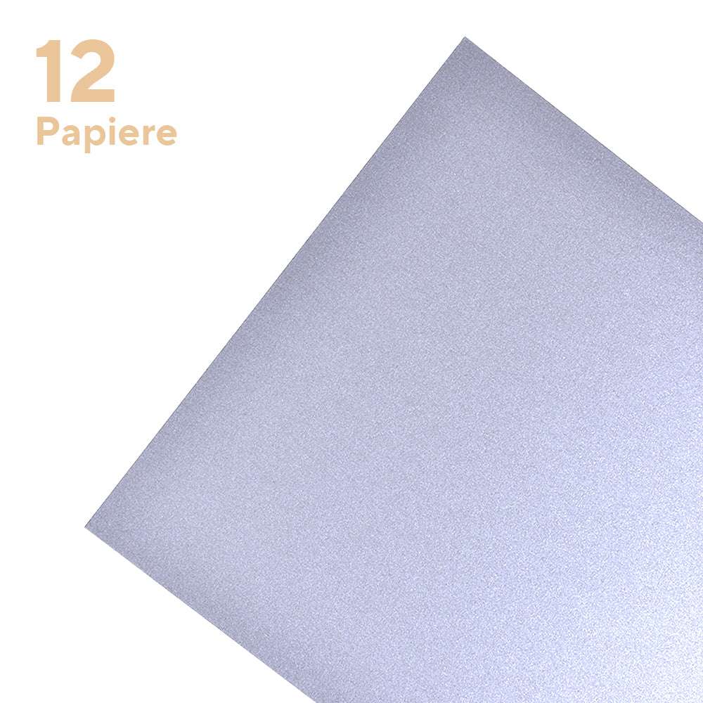 Ein Stapel von 12 ☆ FSC-zertifiziertem Silberglitter-Glanzpapier, teilweise auf weißem Hintergrund mit dem Text "12 Papiere" dargestellt.