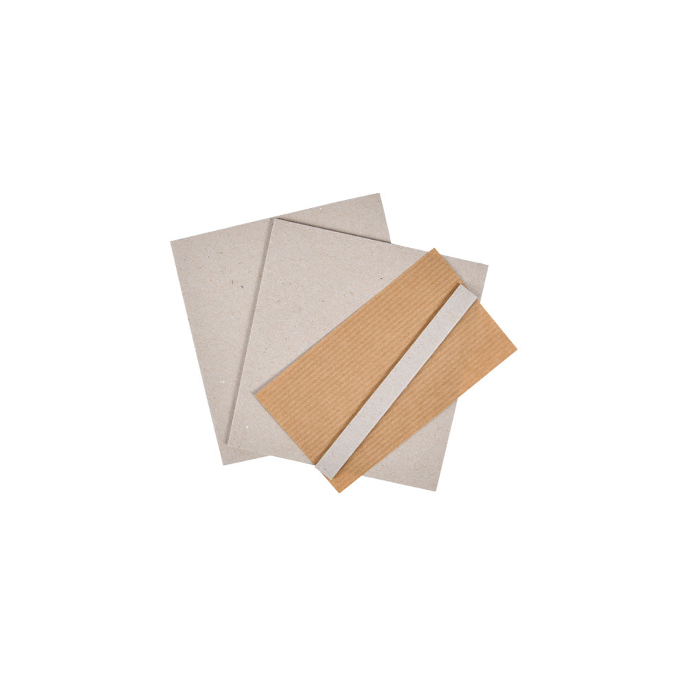 Zwei graue Graupappe Bundle-Bögen und zwei braune Wellpappe-Bögen von Alexandra Renke, ideal für Ihr Buchbindeprojekt oder Ihren Buchblock im Format 10x10 cm, sind fein säuberlich auf einem weißen Hintergrund gestapelt.