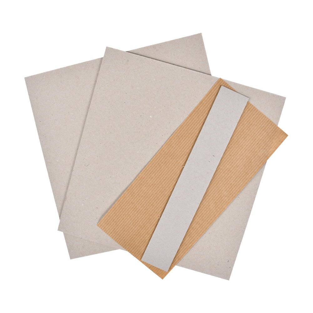 Drei graue Alexandra Renke Graupappe-Bögen und zwei braune Wellpappe-Bögen, jeweils 0 x 19 cm - ideale Materialien für Ihr nächstes Buchbindeprojekt, die vielfältige Bastelmöglichkeiten bieten.