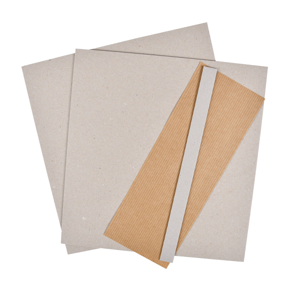 Ein Alexandra Renke-Bündel mit drei grauen Pappbögen und einem braunen Kraftpapier-Wellstreifen, alles sauber auf weiß gestapelt - die perfekte Wahl für Ihr nächstes Buchbindeprojekt.