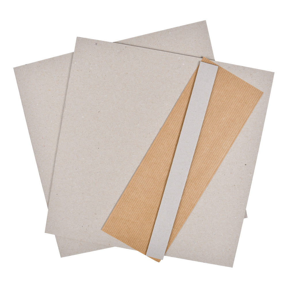 Ein Bündel von Alexandra Renke mit vier einfarbig braunen Graupappe-Bögen, die mit einem teilweise sichtbaren gewellten Kraftpapierbogen ordentlich gestapelt sind - ideal für Ihr nächstes Buchbindeprojekt.